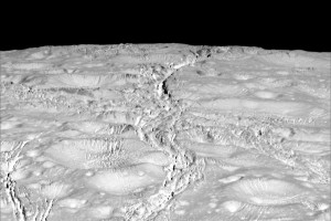 Las extrañas grietas del polo norte de Encélado